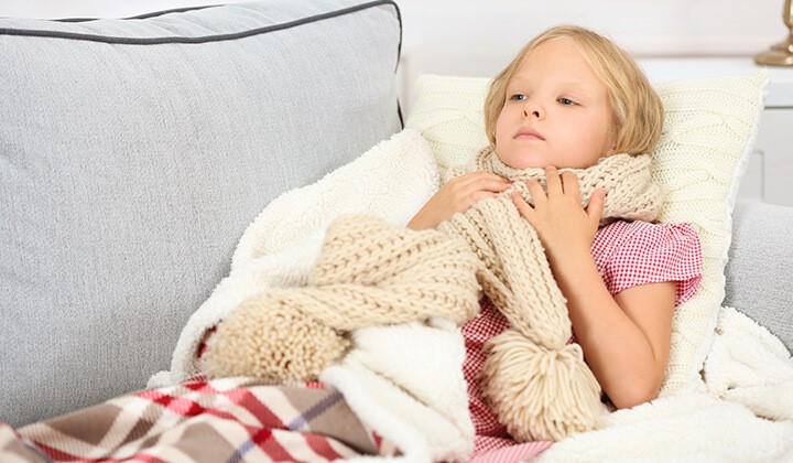 Mädchen mit Halsschmerzen Schluckbeschwerden beim Kind
