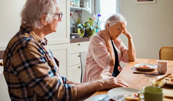 Seniorin mit Schluckbeschwerden Seniorin mit Schluckbeschwerden